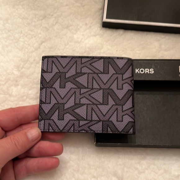 Michael Kors Slim Billfold - Picture 5 of 7